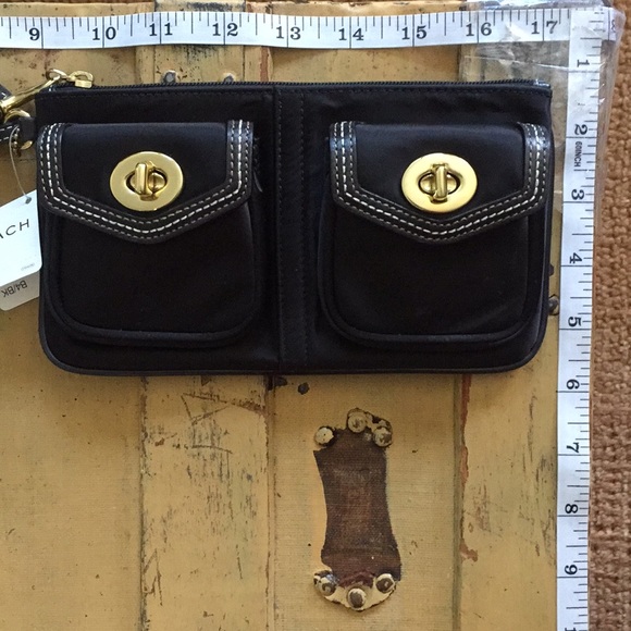 COACH BAG WRISTLET BLACK GOLD SLIM CLUTCH WRISTLET BAG NWT OS - Picture 12 of 15